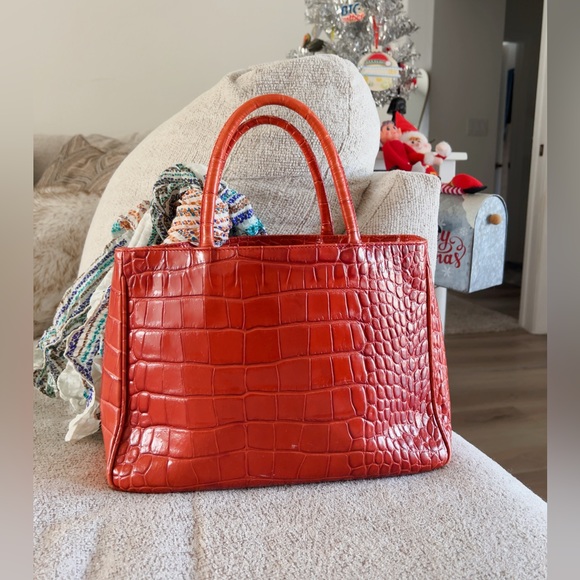 11. FURLA GENUINE LEATHER TOTE HANGBAG - Picture 2 of 10